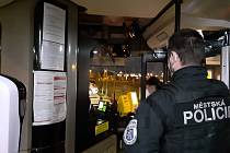 Městská policie ve spolupráci s DP Mladá Boleslav kontrolují nošení respirátorů v autobusech.