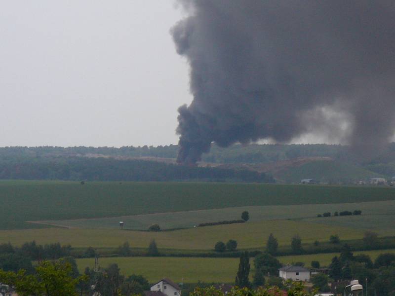 Požár skládky v Benátkách nad Jizerou.