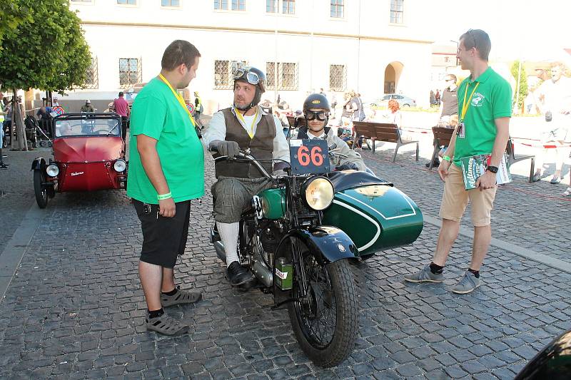 Čtyřiapadesát posádek stanulo ve čtvrtek po 17. hodině na Staroměstském náměstí v Mladé Boleslavi na startovní čáře dalšího ročníku Oldtimer Bohemia Rally.