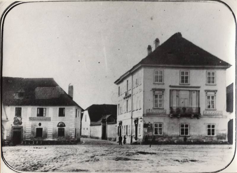 U Bílého beránka (vlevo), Víta Nejedlého 9. Foto je z roku 1890. V roce 1924 byl nahrazen jednopatrovou novostavbou na upravené uliční čáře.