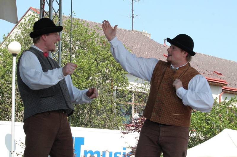 Folklorní festival v Bakově bavil návštěvníky i v parném počasí