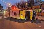 Dopravní nehoda sanitky před mladoboleslavskou nemocnicí v úterý 1. prosince 2020.
