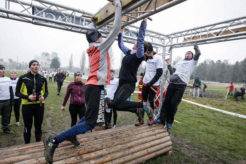 Extrémní překážkový závod Taxis Gladiator Race na pardubickém dostihovém závodišti.