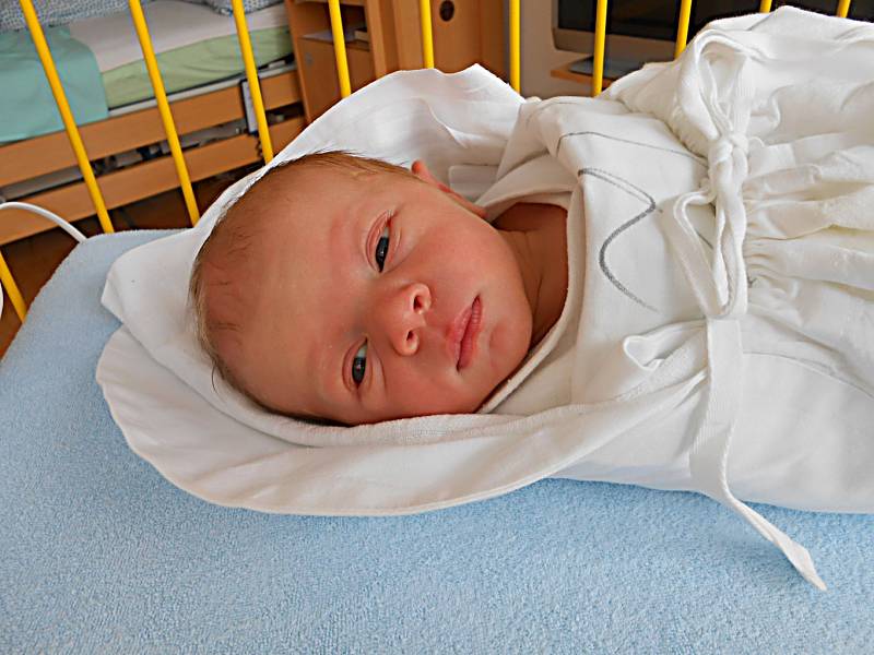 Marek Hlaváček přišel na svět 7. října s mírami 3 kg a 48 cm. S maminkou Pavlínou a tatínkem Miroslavem bude bydlet v Kněžmostě, kde už se na něho těší bráška Ondrášek.