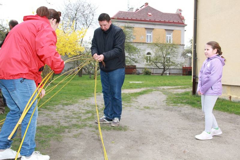 Pletení pomlázky.