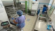 Centrální sterilizace Klaudiánovy nemocnice prochází modernizací. Zatím funguje v náhradních prostorách.
