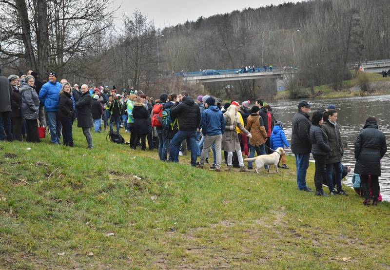 Tradiční štědrodenní koupání otužilců v Jizeře. 