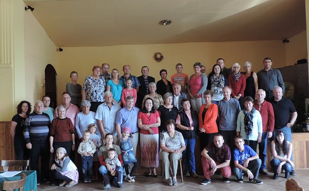 Příbuzných se do restaurace Jizera v Nové Vsi u Bakova sjelo na padesát