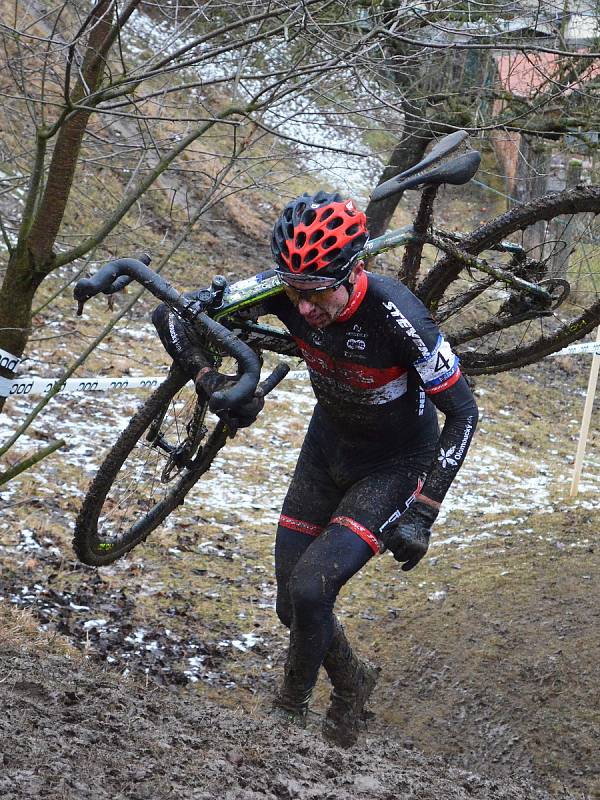 Vítězem se stal Michael Boroš (ve světle modrém pruhovaném), před Tomášem Paprstkou (žluto-černý s číslem 3 a černou helmou) a Janem Nesvadbou (žluto-černý a číslo dvě). Čtvrtý dojel trojnásobný mistr světa Zdeněk Štybar (v tmavě modrém).