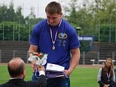 Jan Dvořák přebírá zlatou medaili na ostravském šampionátu za prvenství v hodu kladivem juniorů.