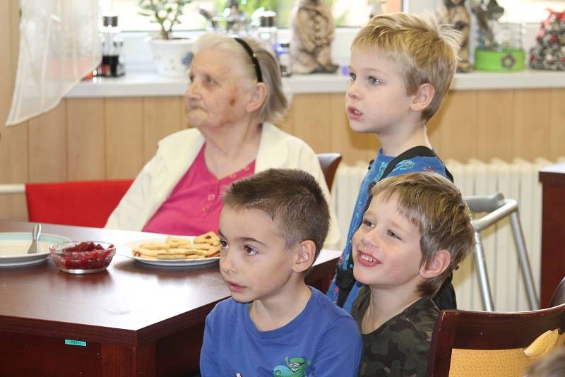 Luštěnický domov seniorů U Anežky se minulý týden stal místem setkání těch nejmladších s těmi nejstaršími, když se prostory tamní jídelny naplnily nejen klienty domova, ale i dětmi ze zdejší mateřské školy.