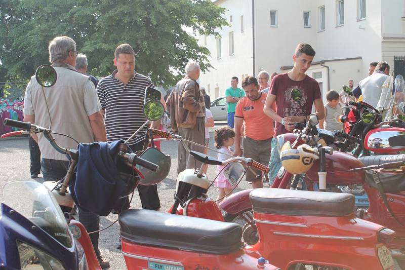 V Bezně se sjeli příznivci historických motocyklů a vyjeli na okružní jízdu po Mladoboleslavsku