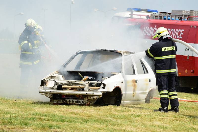 Dětský den v Dobrovici přilákal na tréninkové fotbalové hřiště stovky návštěvníků