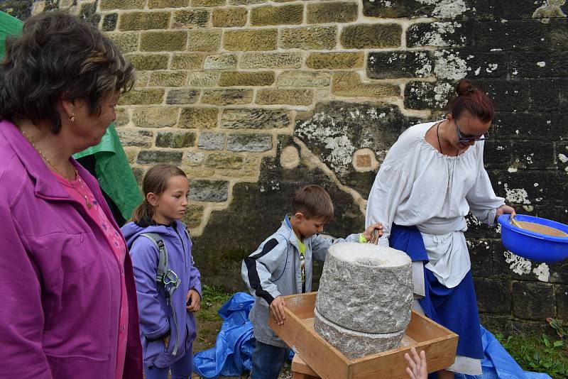 Kejklíři, akrobati, řemeslníci ale i rytíři se sjeli na hrad Kost, aby návštěvníkům předvedli své umění.