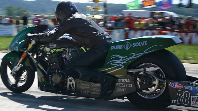 Otto Knebl na trati hoškovického letiště, kde obhájil titul mistra republiky dragsterů.