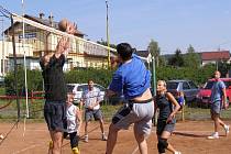 V bousovském volejbalovém turnaji smíšených družstev se urputně bojovalo o každý míč.