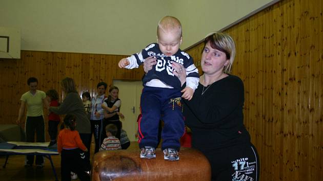 Na cvičení do Kulturního domu v Katusicích chodí pravidelně i dvouletý Daniel. 