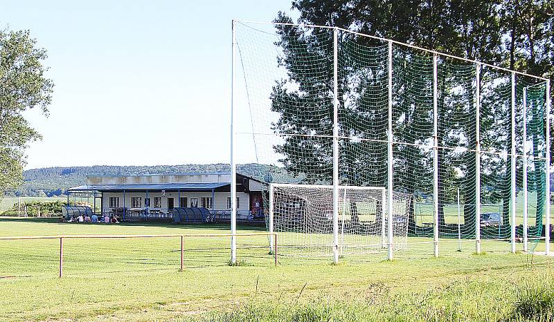 FOTBALOVÝ KLUB v Dlouhé Lhotě ovládl smutek. Jeho opora – fotbalista Josef K. – se zabil v nedalekém Březně po pádu z kola. 