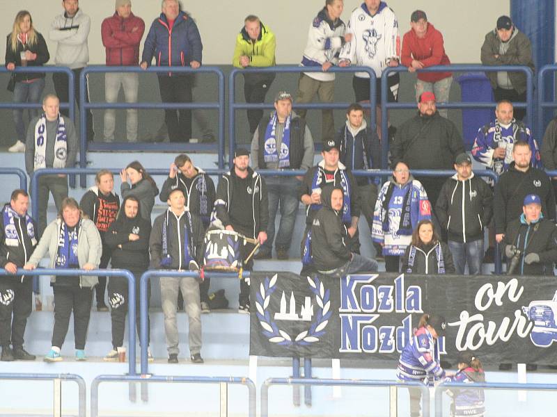 Hokejisté Benátek (v modrém) porazili v 11. kole Chance ligy tým Kolína 3:0 a oslavili první domácí vítězství v sezoně.