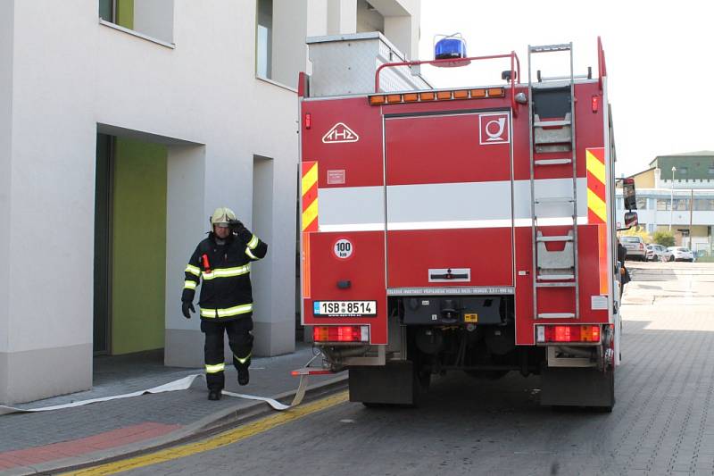 Hasiči zasahovali v nemocnici při taktickém cvičení. Hořel rozvadeč