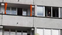 Hasiči, záchranáři a policisté při zásahu u páru, který v pátek dopoledne vyhrožoval skokem z okna na náměstí Míru v Mladé Boleslavi.