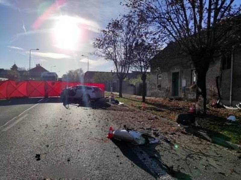 Tragická nehoda se stala v úterý v Luštěnicích na hlavním tahu mezi Mladou Boleslaví a Nymburkem. Řidič osobního vozu Volvo nezvládl předjíždění a nestihl se včas zařadit do svého pruhu.