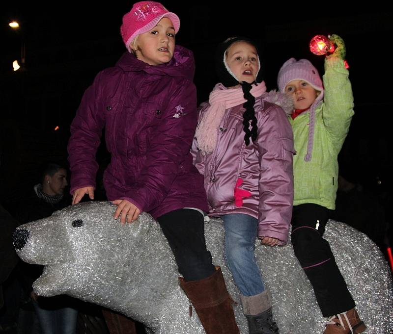 Na Staroměstském náměstí se v první adventní neděli rozzářil vánoční strom