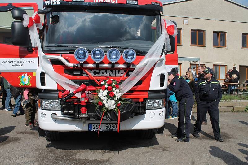 VELKÝ PÁTEK v Kněžmostě byl nejen dnem přípravy na Velikonoce, ale také slavnostním okamžikem pro zdejší sbor dobrovolných hasičů. V garáži hasičské zbrojnice totiž parkují dva zbrusu nové vozy, s nimiž budou zachraňovat lidské životy a majetek.