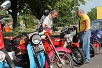 V Bezně se sjeli příznivci historických motocyklů a vyjeli na okružní jízdu po Mladoboleslavsku