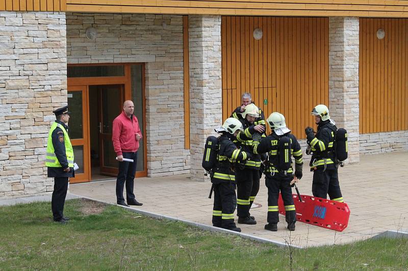 V novém sportovním areálu Vrchbělá v Bělé pod Bezdězem trénovali hasiči a záchranáři evakuaci z hotelu