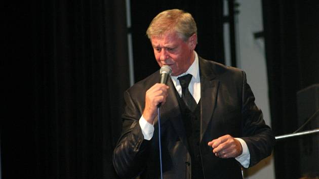 V mladoboleslavském Domě kultury se představil jazzový zpěvák Laďa Kerndl.