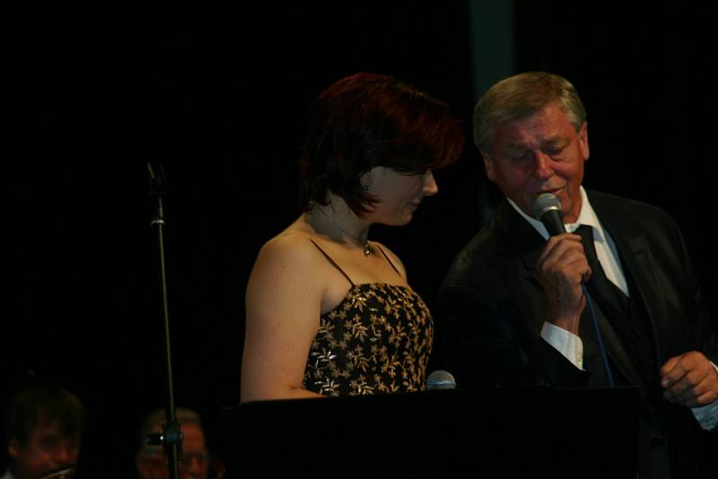 V mladoboleslavském Domě kultury se představil jazzový zpěvák Laďa Kerndl.