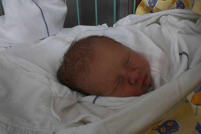 V zavinovačce se choulí Vojtíšek Košek (14. dubna, 2,5 kg a 48 cm). Rodiči jsou Martina Ulincová a Martin Košek z Hrdlořez.