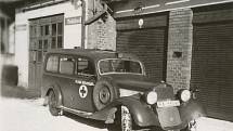 Nemocniční sanitka před garáží, 1946