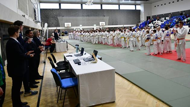 Nástup závodníků na turnaji v judu „Ško-Energo Cup“ v městské sportovní hale v Mladé Boleslavi.