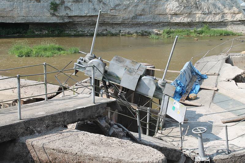 Opravy jezu pokračují. Od minulé středy se v Loukovci Hubálově pracovníci Povodí Labe pokouší opravit prolomený jez i stavidla u malé vodní elektrárny.