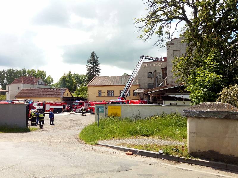 Požár dřevěné konstrukce mlýnu zaměstnal hasiče v úterý dopoledne u Horek nad Jizerou. Vyhlášen byl třetí stupeň poplachu.