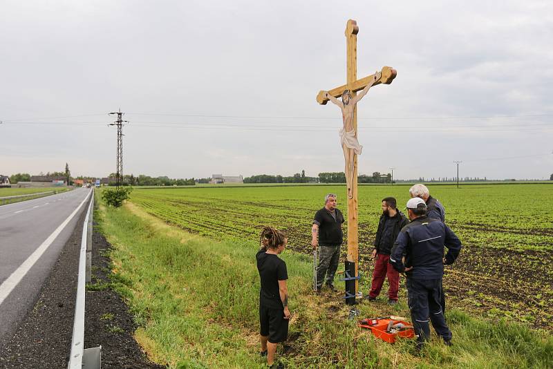 Osazování nového kříže u Luštěnic v úterý 23. května.