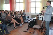 JAN HAMÁČEK, předseda Poslanecké sněmovny, včera dopoledne navštívil studenty Gymnázia Palackého v Mladé Boleslavi.