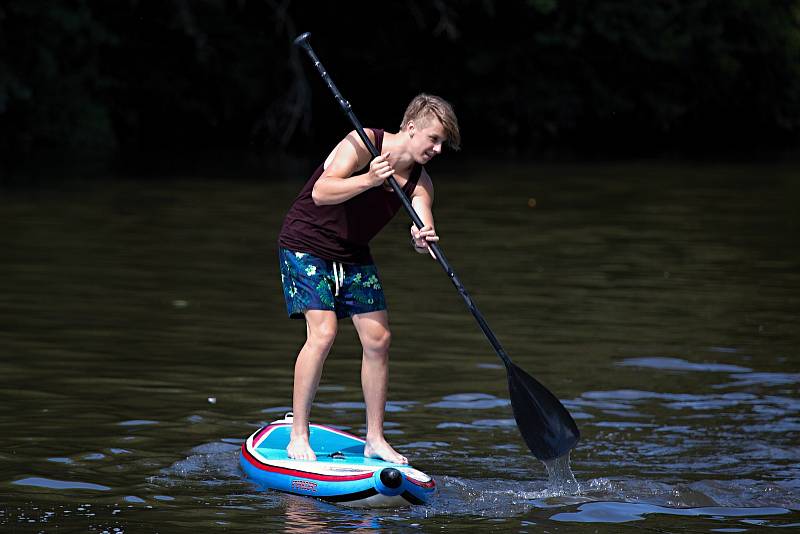 Odvážní jezdci, kteří se na kole vydali přes Jizeru na úzké lávce na plovoucích pontonech, bavili svými pády obecenstvo.