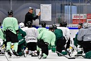 Hokejisté Bruslařského klubu Mladá Boleslav během úvodního tréninku na ledě