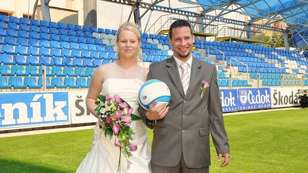 Radek Berný, fanoušek FK Mladá Boleslav, si na Městském stadionu Mladá Boleslav vzal Petru Fialkovou.