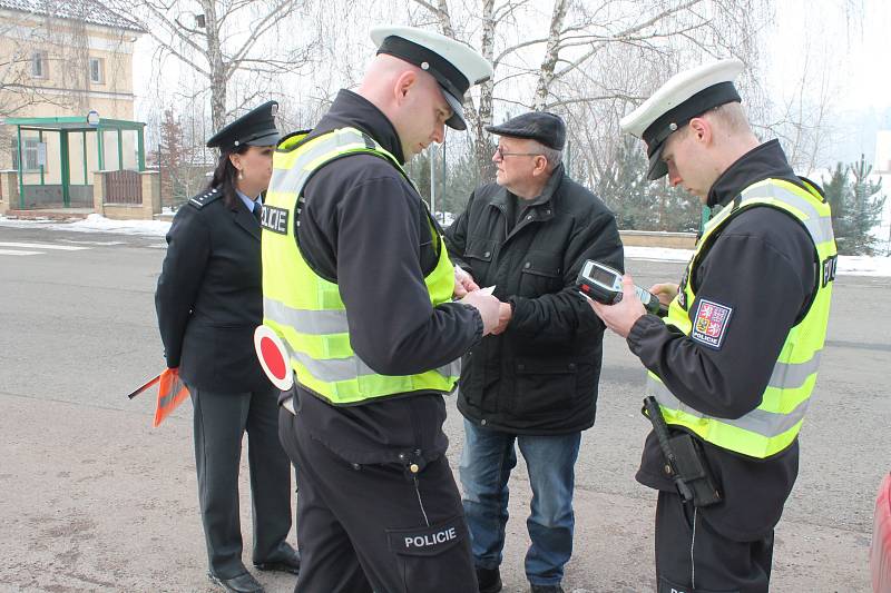 Policisté kontrolovali vozidla v ulici Pražská v Benátkách nad Jizerou