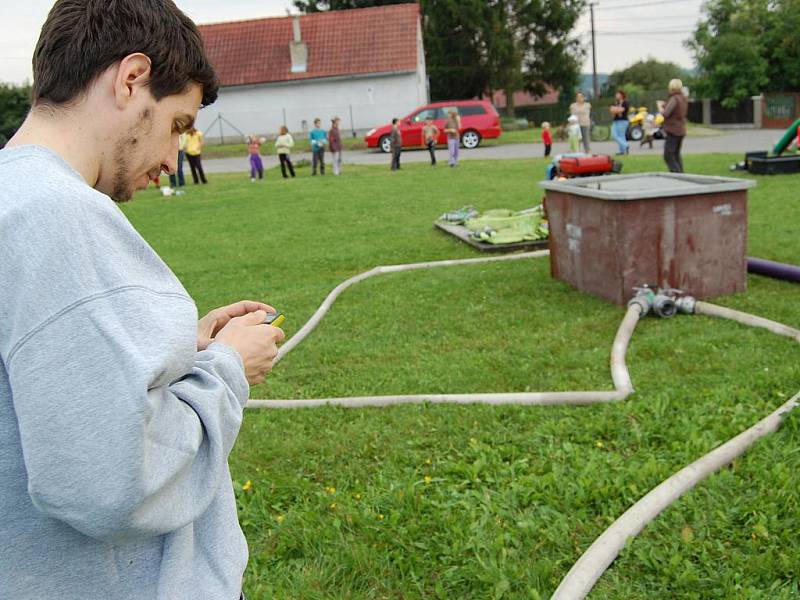 Poslední trénink v Petkovech před sobotním závodem Mladoboleslavského poháru v požárním sportu. Pečlivě se připravují i redaktoři Boleslavského deníku.