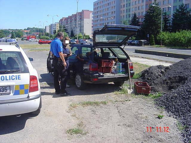 Muž si za bílého dne přijel pro pár beden asfaltového recyklátu.