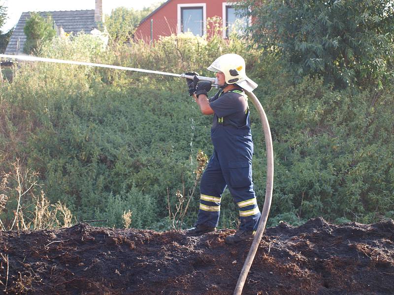 Požár, vzniklý pravděpodobně jiskrami odlétnutými od brzdy vlaku, zachvátil úsek trati mezi Bakovem nad Jizerou a Bělou pod Bezdězem.