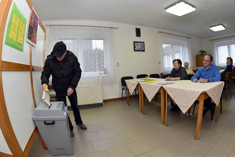 Druhé kolo prezidentských voleb v obci Kolomuty u Mladé Boleslavi.