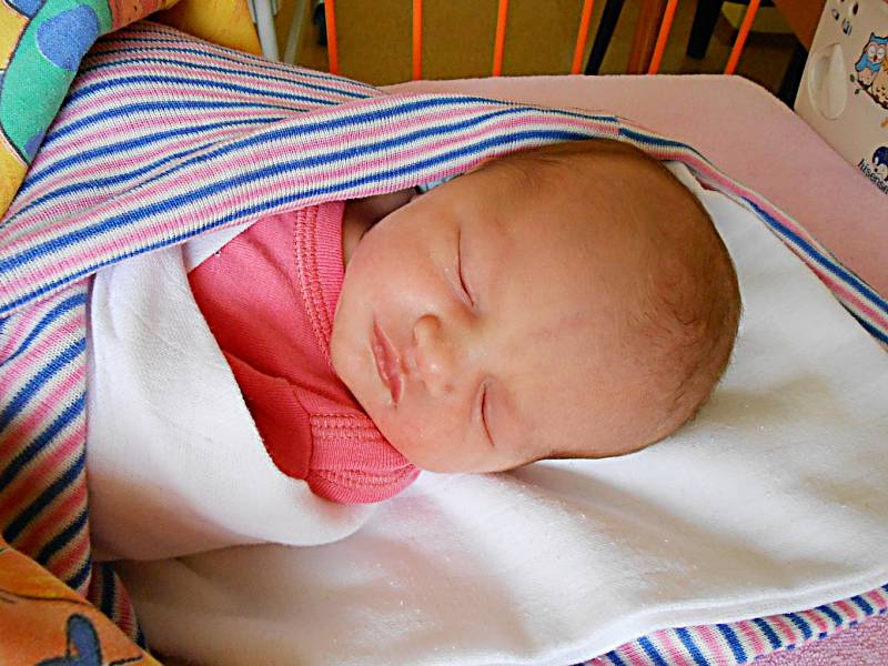 Kristýnka Demešová se narodila 18. října, vážila 3 kg a měřila 48 cm. Maminka Veronika a tatínek Jiří si ji odvezou domů do Kostelního Hlavna.