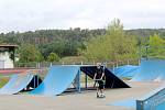 Nový skatepark roste v areálu bývalé betonárky a budoucího volnočasového areálu v Radouči.