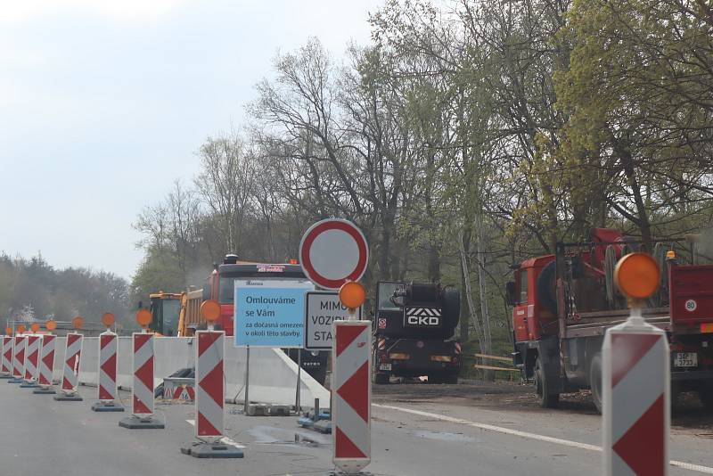 Oprava mostu a s tím spojené zúžení na dálnici D10 mezi Prahou a Mladou Boleslaví - na úrovni sjezdu ke Staré Boleslavi.